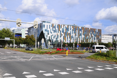 900286 Gezicht op het A.A. Hijmans van den Berghgebouw (Universiteitsweg 98) van het Academisch Biometrisch Centrum van ...